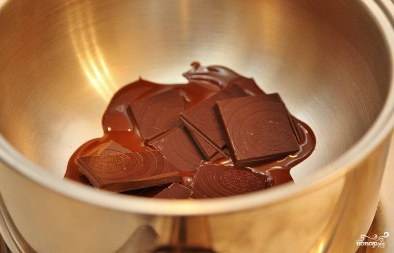 Шоколад порубить в крошку, растопить на водяной бане.
