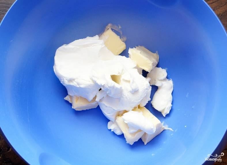Выкладываем в глубокую емкость мягкое сливочное масло и оба вида сыра.