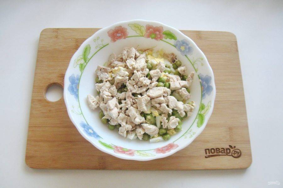 Отварную курицу мелко нарежьте и выложите в салатник к остальным ингредиентам.