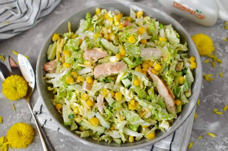 Как вариант, можно порезать мясо брусочками и перемешать салат. Выбирайте как нравится вам, салат вкусен в обоих вариантах!