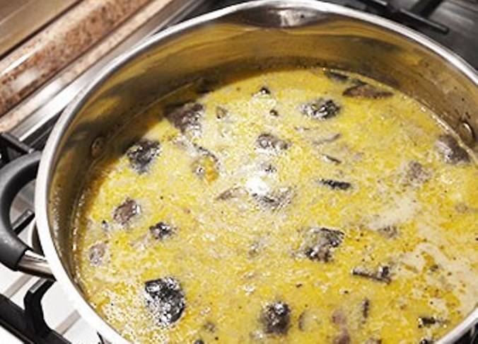 Помешивайте до полного растворения сыра в супе. 