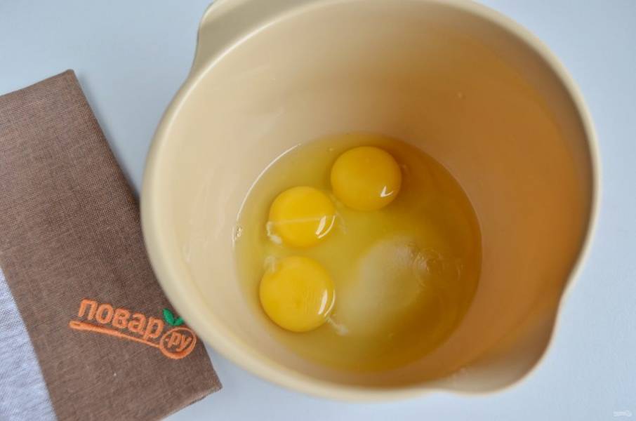 3. Яйца взбейте с сахаром до образования пышной плотной пены.