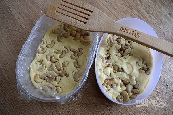 Теплую массу выложите в формы, добавьте орешки кешью и вдавите их. Поставьте форму в холодильник на 1 час. 