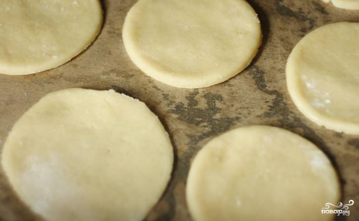 Раскатываем тесто и вырезаем из него кружочки на печенье. Половину кружочков делаем с дыркой по серединке. Выпекаем печенье в духовке 10 минут (предварительно застелить противень бумагой для выпечки) температура 190 градусов.