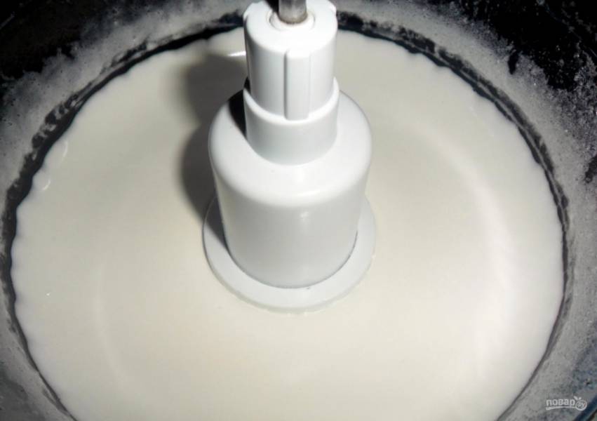 6.	Для глазури: в чашу миксера добавляю охлажденные белки и всыпаю сахарную пудру, взбиваю до белого цвета.