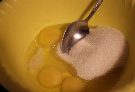 Взбиваем яйца с сахаром и содой. Затем добавляем муку и хорошенько взбиваем, чтобы не было комочков.