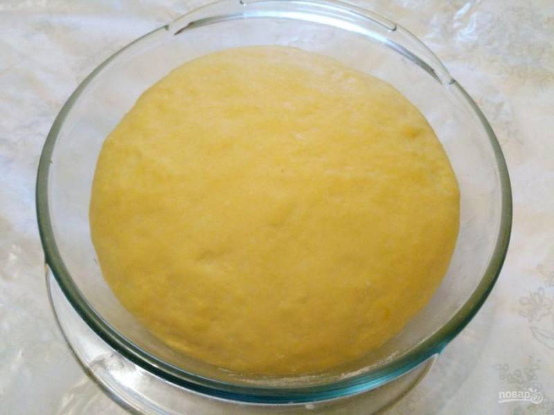 Готовое к формованию булочек тесто увеличится в объёме примерно в 1,5-2 раза. Обомните подошедшее тесто руками и поместите на рабочую поверхность, присыпанную мукой.