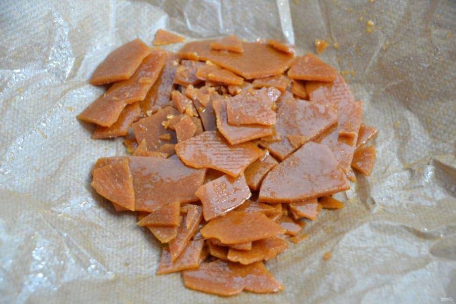 Разломайте карамель на кусочки.
