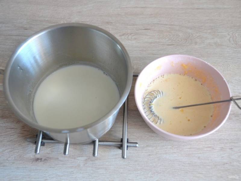 Нагрейте 200 грамм молока до кипения и влейте половину горячего молока тонкой струйкой в яично-мучную смесь, смешайте до однородности. Затем перелейте эту смесь в сотейник к оставшемуся молоку. Нагрейте при интенсивном помешивании до загустения. Как только смесь начнет загустевать, немедленно снимите с огня, чтобы яйцо не свернулось.