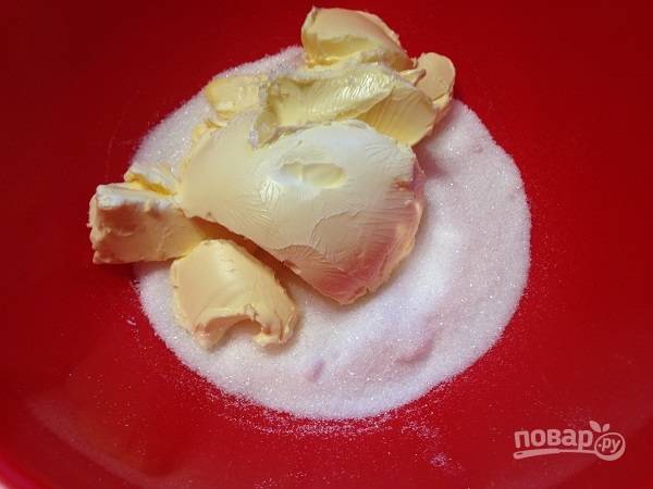 3. Мягкое сливочное масло взбиваем-перетираем с сахаром.