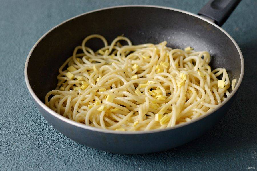 В конце сбрызните спагетти лимонным соком, поперчите и посыпьте тертым сыром. 