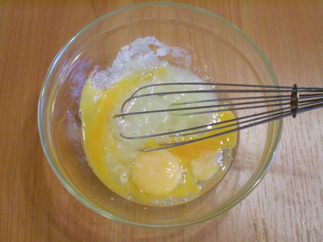 3. Готовим яичную смесь для мороженого. Яйца взбиваем с сахаром до однородной массы, пока не увидите пену.