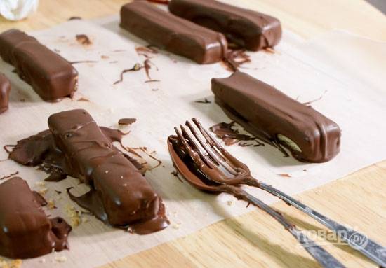 5. Растопите шоколад, полейте им батончики и дайте полностью застыть.
Приятного аппетита! 