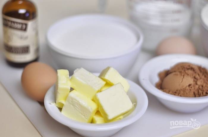 1. Для начала сделайте тесто. Мягкое масло взбейте с сахаром в единую консистенцию. Добавьте яйца, ещё раз взбив.