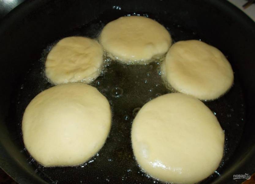 Затем пончики обжарьте с обеих сторон в разогретом масле на сковороде или фритюре. 