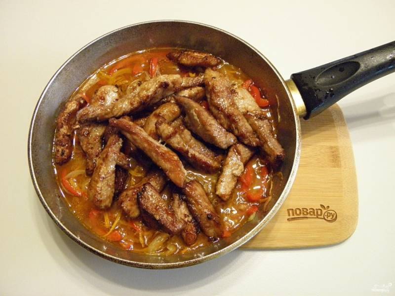 9. Сразу же добавьте жареное мясо.