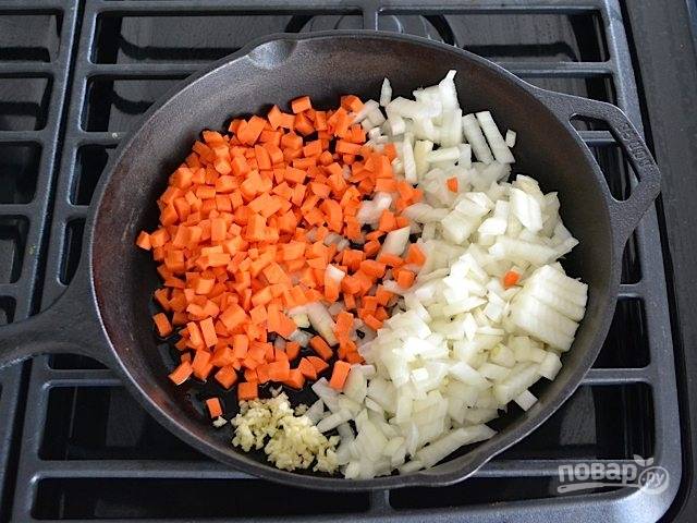 2.	Очистите овощи: лук и морковь нарежьте мелким кубиком, измельчите чеснок. Разогрейте сковороду и выложите овощи, обжаривайте до золотистого цвета.