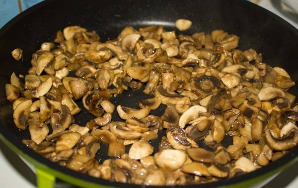 1. Для начала необходимо вымыть, просушить и нарезать грибы. На сковороде разогреть немного растительного масла и отправить туда грибы. При желании их можно сразу обжарить с луком, такой вариант подойдет для тех, кто не очень любит лук. Жарить грибы на среднем огне до готовности, посолив и поперчив по вкусу. Также в рецепт приготовления мяса по-французски с грибами для разнообразия можно использовать маринованные грибочки. 