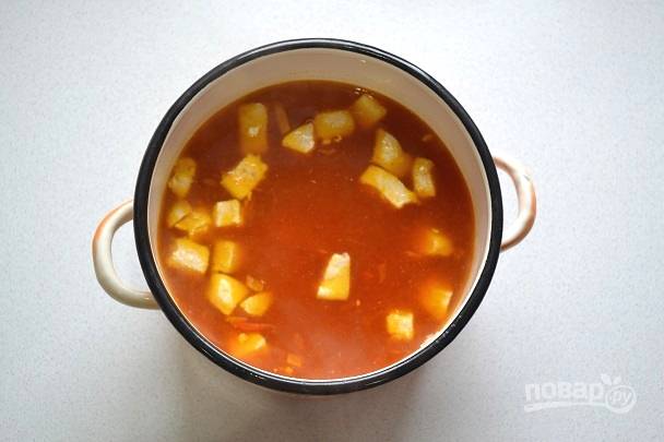 10. Минут через 5 томатный суп с булгуром готов. Снимите его с огня, накройте крышкой и дайте настояться еще минут 15.
