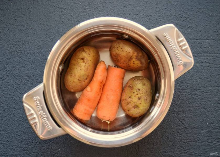 В кипящей воде отваривайте картошку и морковь 30-40 минут. 