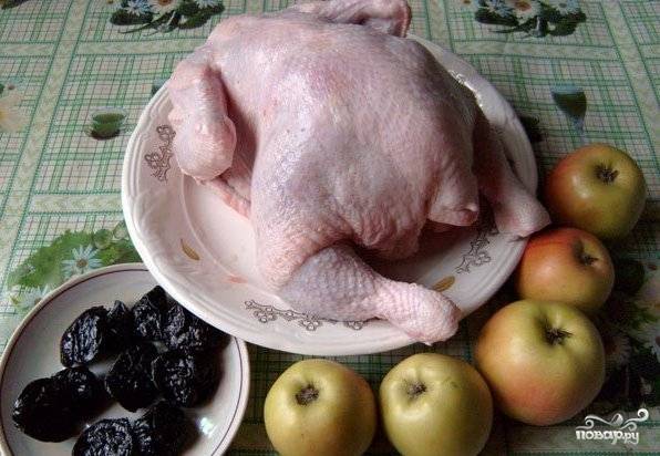 Подготовить все ингредиенты. Яблоки вымыть и обсушить. Курицу осмотреть на предмет перьев, опалить, если нужно, тоже обмыть и промокнуть полотенцем. Чернослив выложить в небольшую мисочку.
