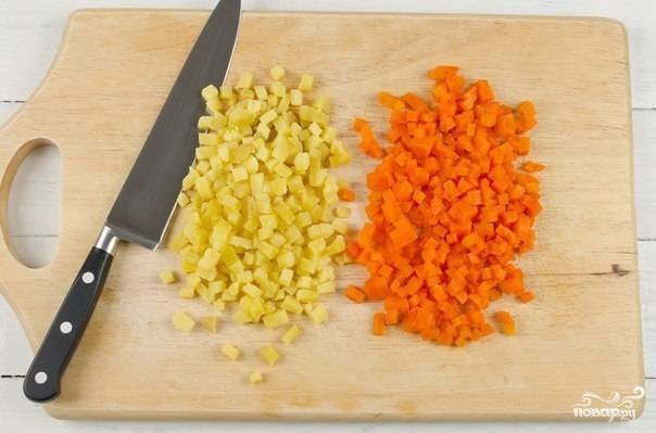 Морковь и картофель отварите. Охладите овощи, а затем порежьте их маленькими ровными кубиками.