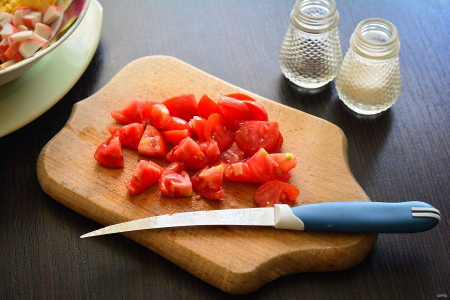 Нарежьте помидоры не сильно мелко.