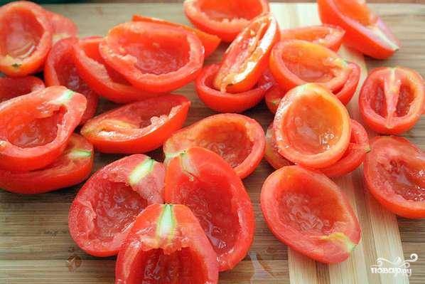 Раскладываем помидоры, посыпаем солью и оставляем настояться на 20 минут.