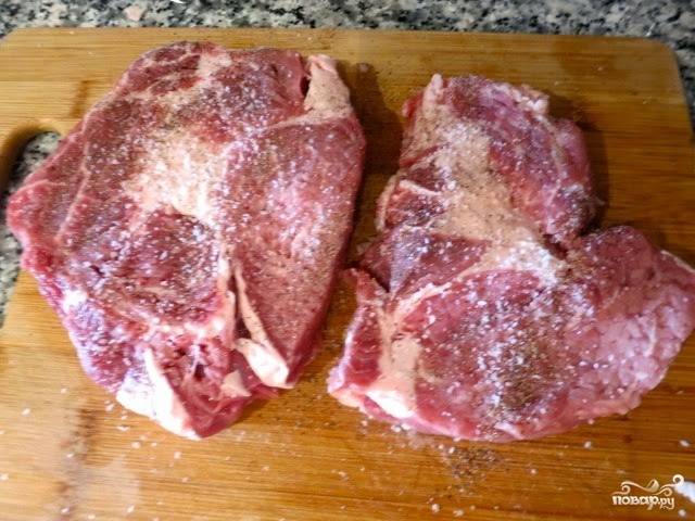 Если стейк большой, разрежьте его на две части, посолите и поперчите хорошенько, втирая специи в мясо.