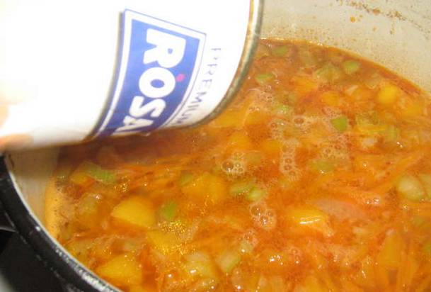 Добавьте в суп зажарку и фасоль вместе с жидкостью. Доводим до кипения и снимаем с огня.