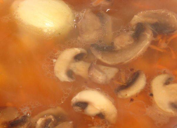 Отправьте жаренные грибы в кастрюлю вместе с лавровым листом и доведите до кипения. 