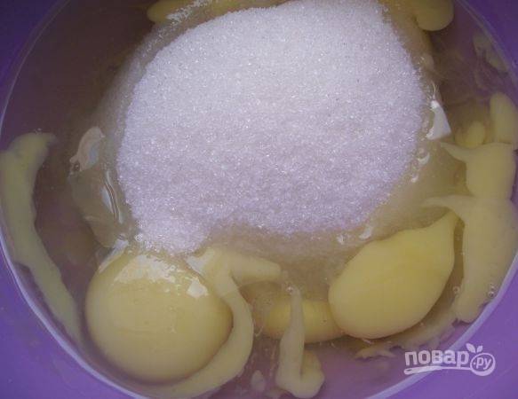 Вначале займитесь тестом для коржей. Яйца взбейте с сахаром и ванилином.