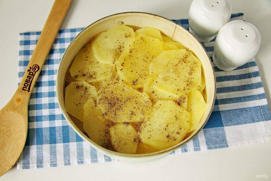 Уложите на тесто подготовленный картофель, соль и перец добавьте по вкусу.