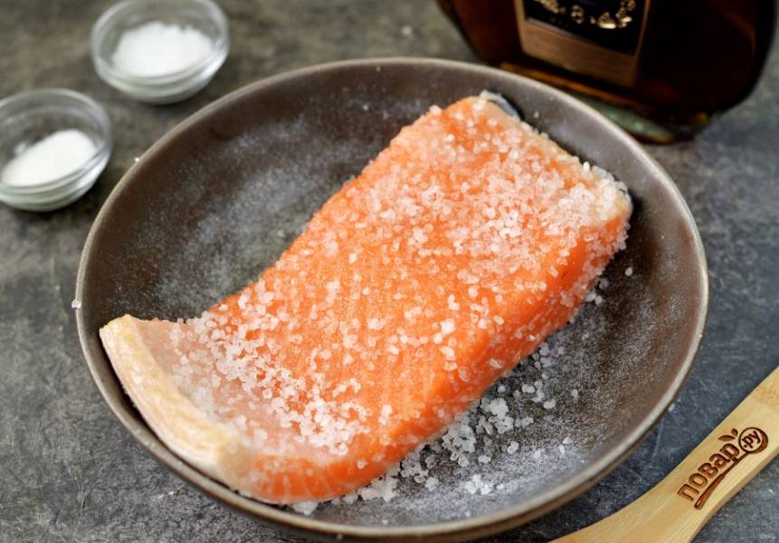 Обмакните рыбу в смеси соли и сахара со всех сторон, включая кожу. 