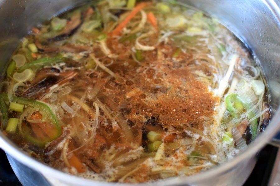 В последнюю очередь добавьте смесь китайских пряностей. Накройте суп крышкой, дайте настояться без нагрева минут 10. За это время лапша дойдет до готовности, а овощи не переварятся.