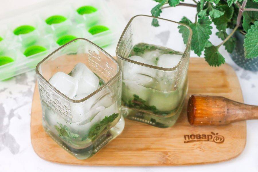 Добавьте в каждый стакан лед: 3 или 4 кубика — по желанию. Можно обойтись и без льда, если все напитки были охлаждены.