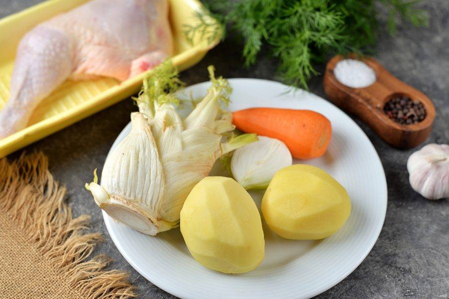 Подготовьте все необходимые ингредиенты для приготовления супа. Лук, картофель, морковь и чеснок почистите, помойте. 