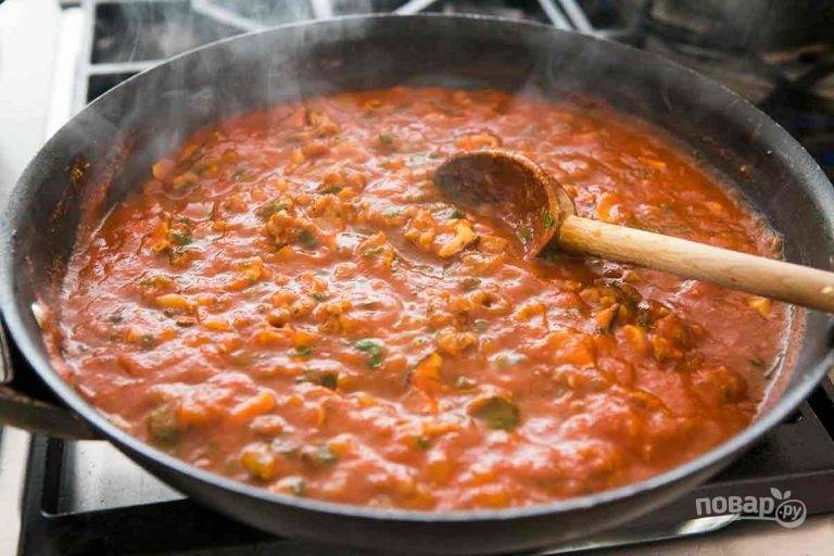 4.	Влейте в сковороду томатный соус, воду, верните обратно колбаски, доведите все до кипения и тушите 15 минут.