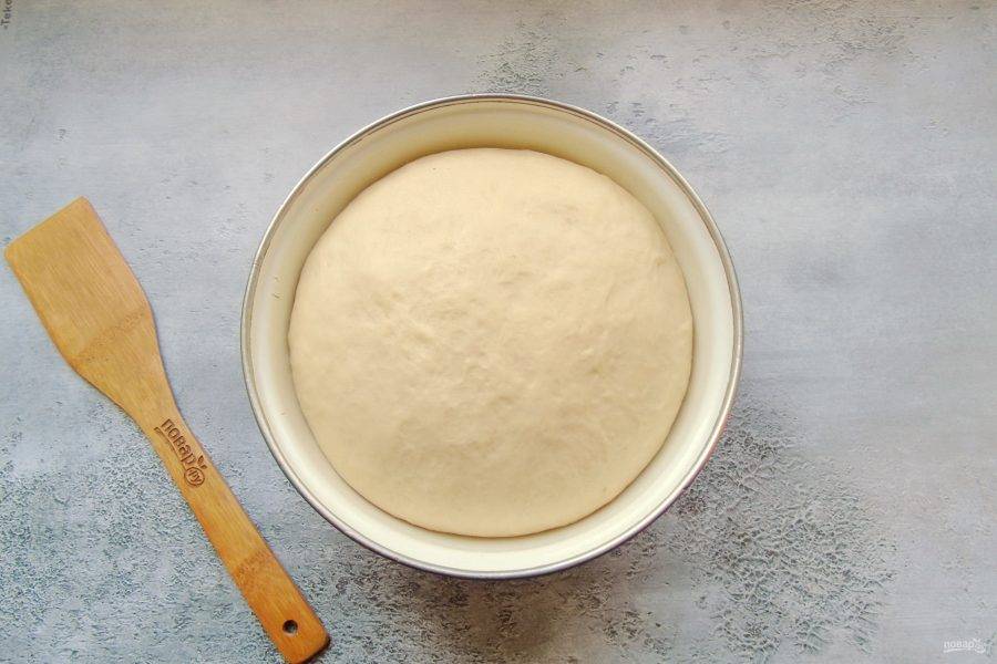 Через час-полтора тесто увеличится в объеме и можно будет приступать к выпечке пирожков.