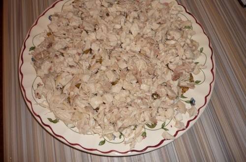 2. Следующий слой - измельченная отварная курица. Ее мы смазываем майонезом.