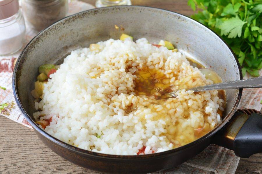 Влейте яичный соус к рису и перемешайте.