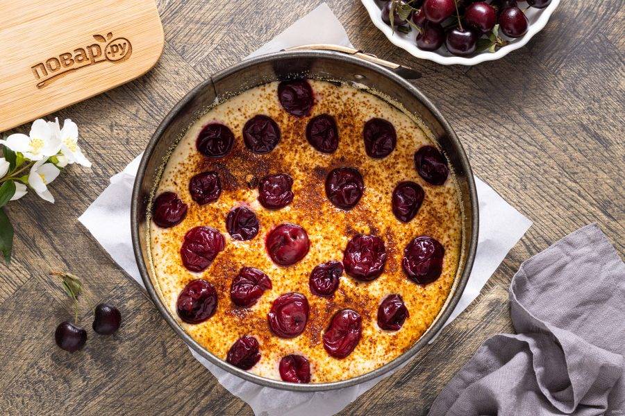 Присыпьте манник сверху сахаром (я использую кокосовый). Выложите сверху ягоду и немного вдавите ее в тесто.