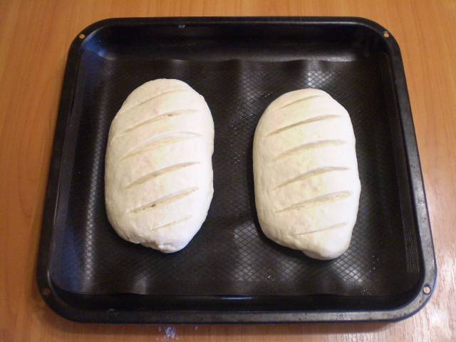 Разделите тесто на две части. Сформируйте хлеб. Для красоты можно сделать надрезы. Оставьте хлеб в тепле еще на 30 минут. После чего поставьте его в духовку на 40 минут выпекаться при 180 градусах.