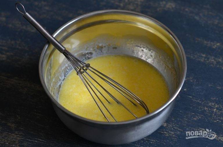 Вбейте в миску со сливочным маслом сырое куриные яйцо. Взбейте масло с яйцом при помощи венчика до получения однородной массы. 