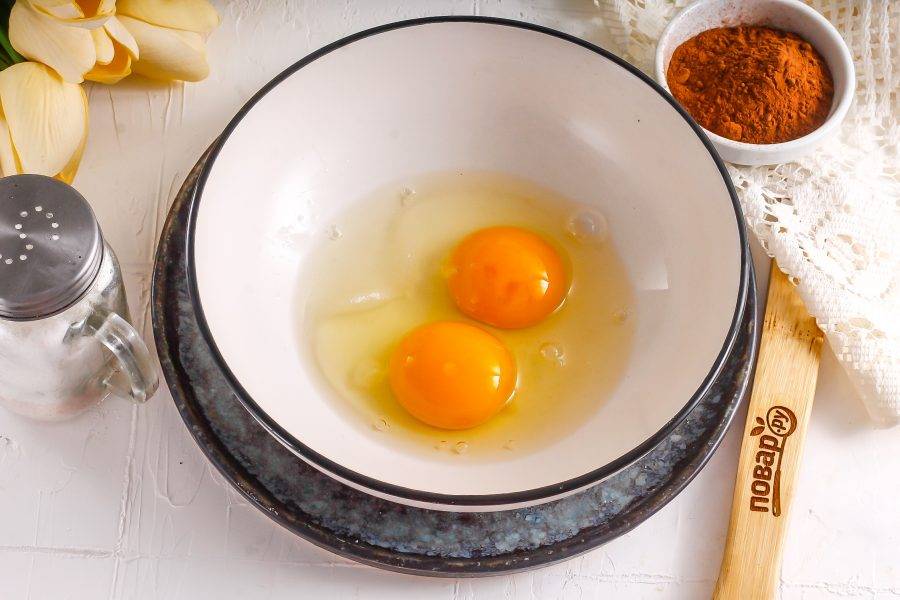 Вбейте в глубокую емкость пару куриных яиц, всыпьте щепотку соли и подсластитель. Взбейте примерно 1-2 минуты.