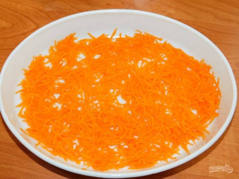 В форму для запекания, смазанную маслом, выложите натертую морковь.