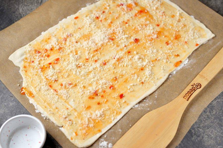 Посыпьте тесто тертым Пармезаном или любым другим твердым сыром.