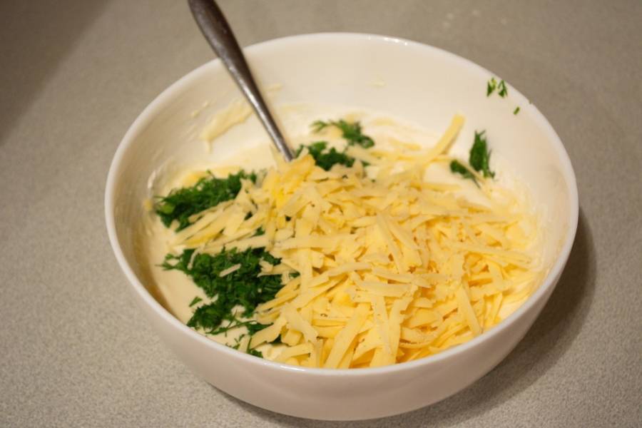 Любой сорт твердого сыра натрите на крупной терке. Добавьте сыр в тесто. Теперь измельчите зелень и добавьте в тесто. Все хорошо перемешайте.