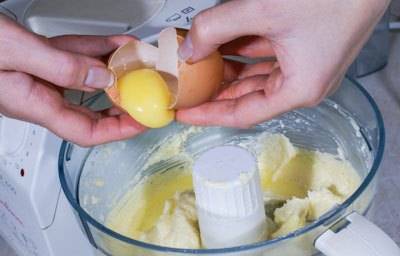 Готовим тесто. Размягченное сливочное масло растираем с сахаром до получения воздушной светлой массы. Добавляем по одному яйца, тщательно взбивая массу. В конце добавляем лимонный сок, перемешиваем.