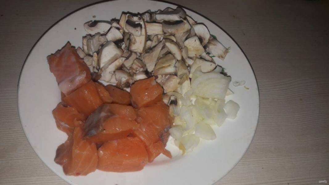 Нарежьте лосось, грибы и лук. 